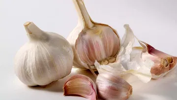 If you know the benefits of garlic in summer..! Make it a habit to eat in the morning on an empty stomach..
