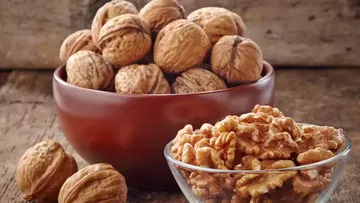  If you know the health benefits of walnuts.. someone should tell you..!