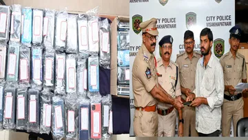  Police seized 200 lost mobile phones.. handed them over to the owners.