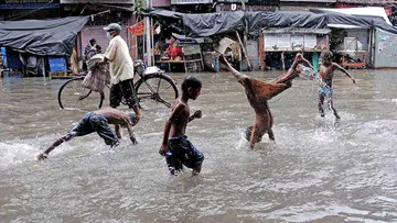 Doctors warn that there is a possibility of getting diseases if you play by boating in rainwater