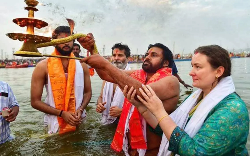 Pawan Kalyan Performs Holy Dip at Kumbh Mela – Watch the Video!